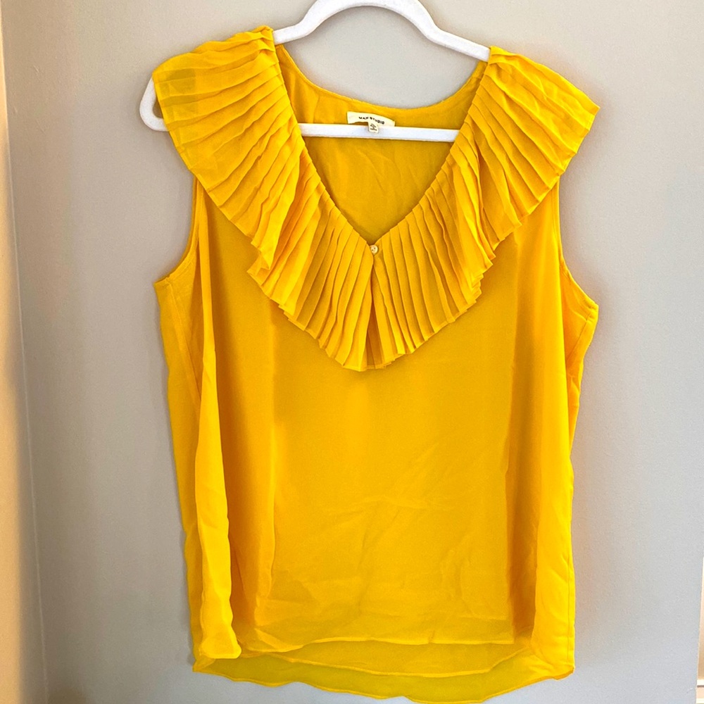 Short sleeve yellow blouse with ruffled collar